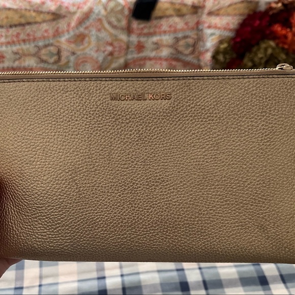 •Michael Kors• Leather Wristlet - Picture 8 of 11